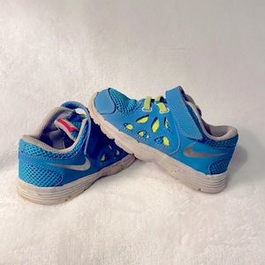 Nike blue toddler shoes